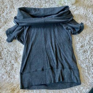 Unique converse vintage 90s off the shoulder casual and chic gray shirt.